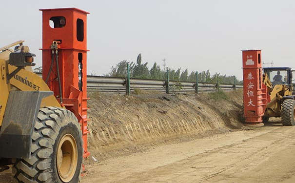 液壓夯實機高速公路施工中 液壓夯實機高速公路施工中